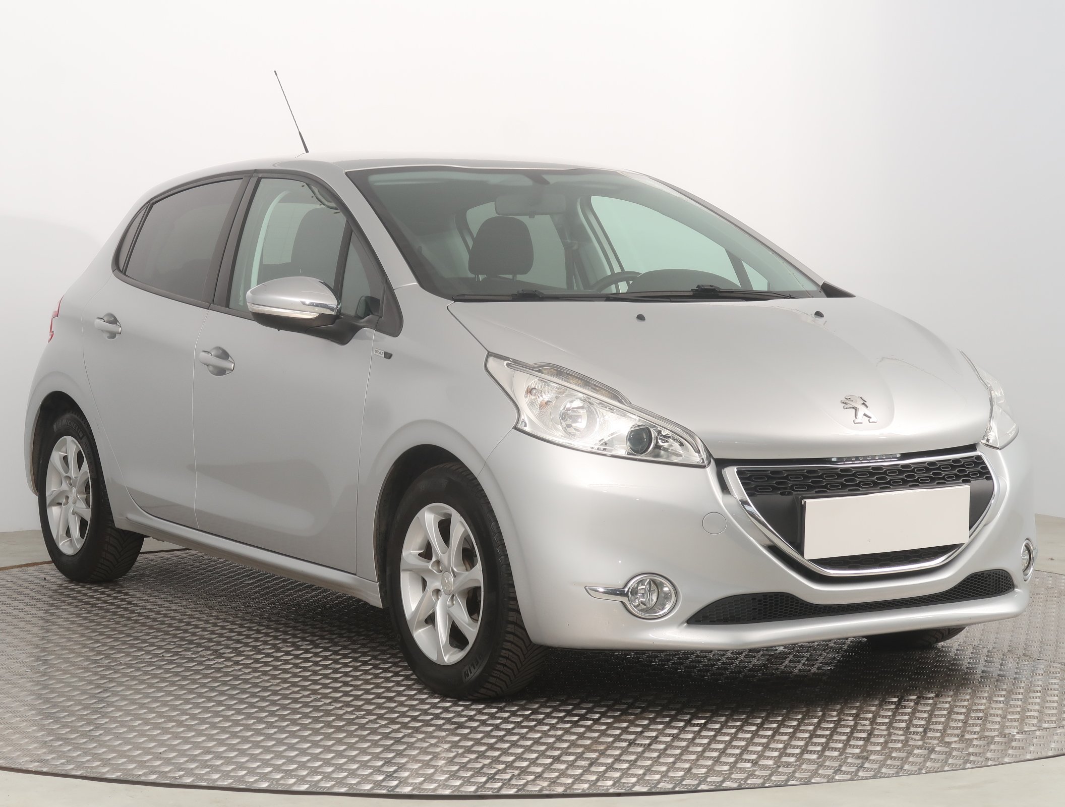 Peugeot 208 1.2 PureTech Hatchback 2015 - 1