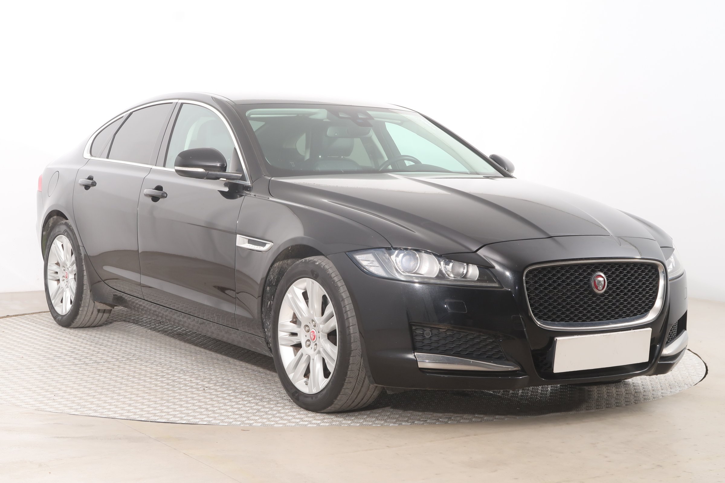 Jaguar XF 20d Sedan 2018 - 1