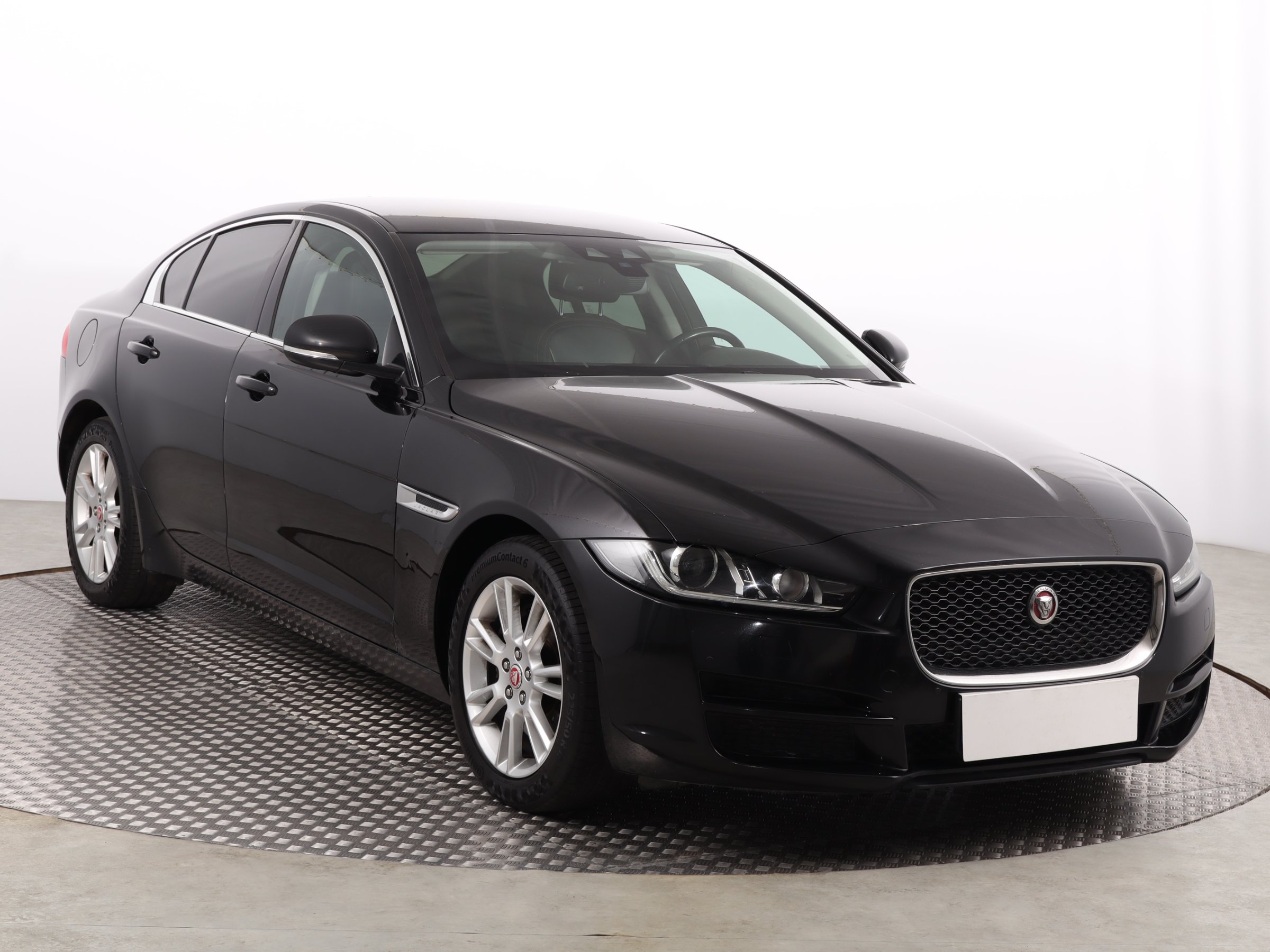 Jaguar XE 20d Sedan 2017 - 1