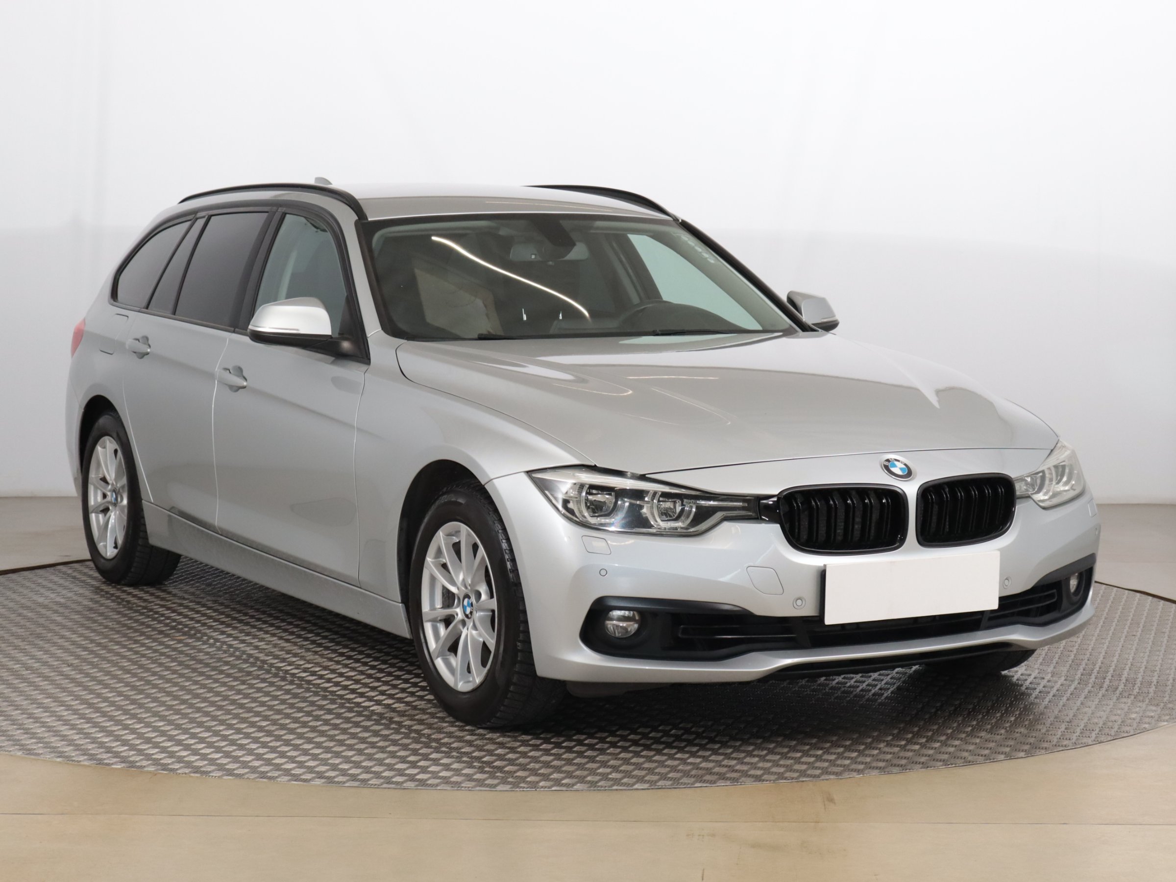 BMW 3 318i Wagon 2018 - 1