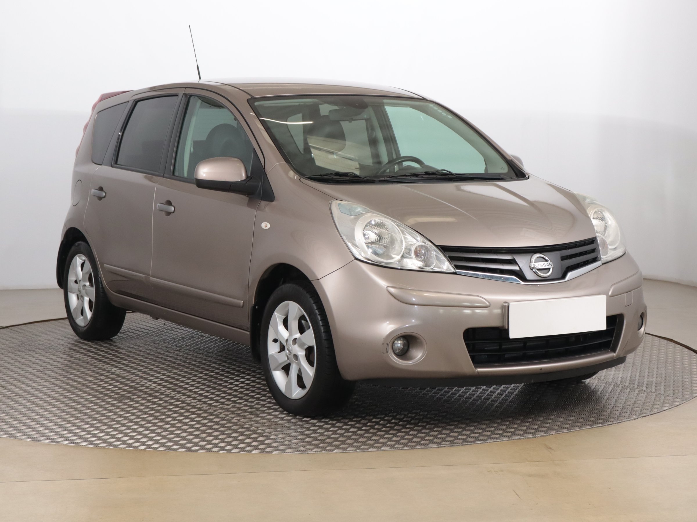 Nissan Note 1.6 MPI Hatchback 2010 - 1